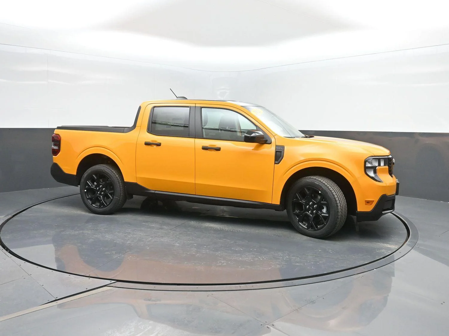 New 2026 Orange Fury Metallic Tri-Coat Ford XLT image 3