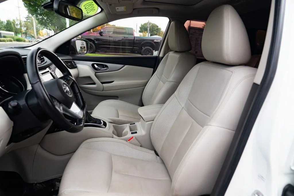 Used 2020 White Nissan SL image 19