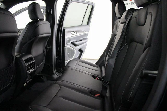 New 2026 Diamond Black Crystal Pearl-Coat Exterior Paint Jeep Limited image 13