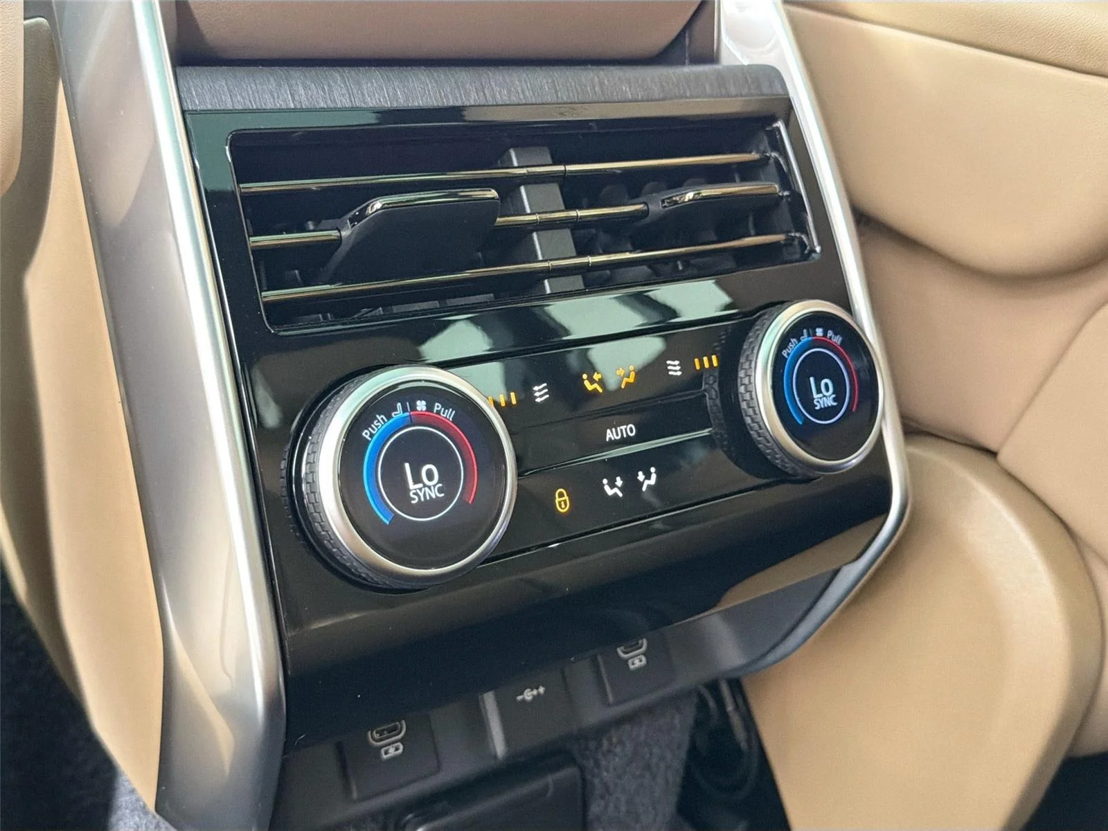 2025 Land Rover Range Rover SE - Photo 23