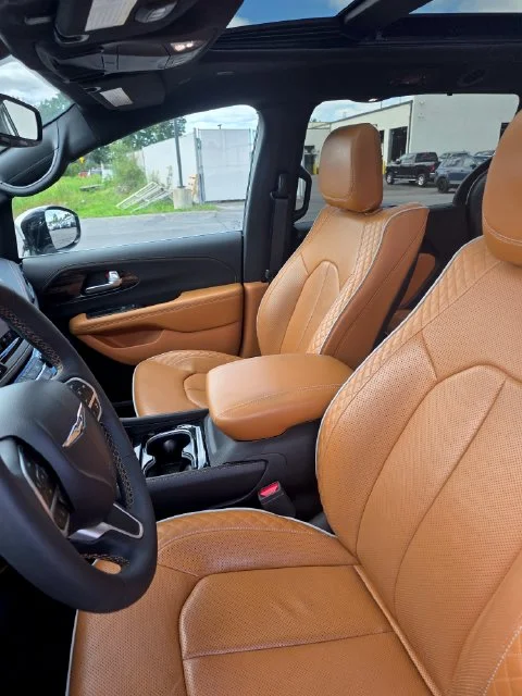 Used 2023 White Chrysler Pinnacle image 7