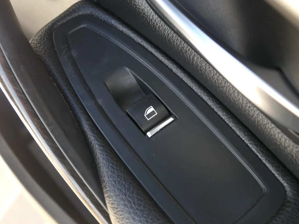 Used 2018 Alpine White BMW 330i image 28