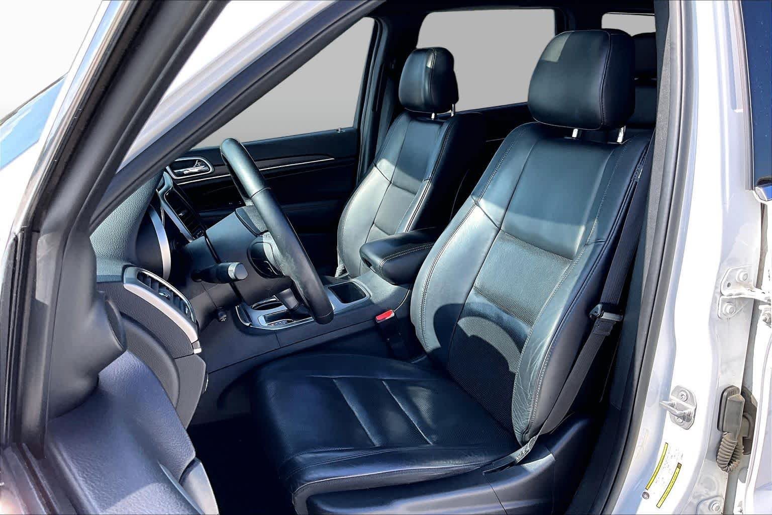 Used 2018 Bright White Clear Coat Jeep Limited image 8