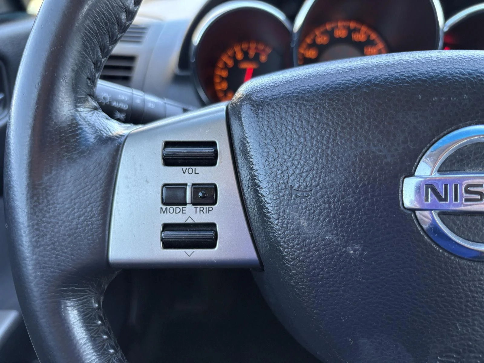 Used 2005 Smoke Metallic Nissan 3.5 SE image 25