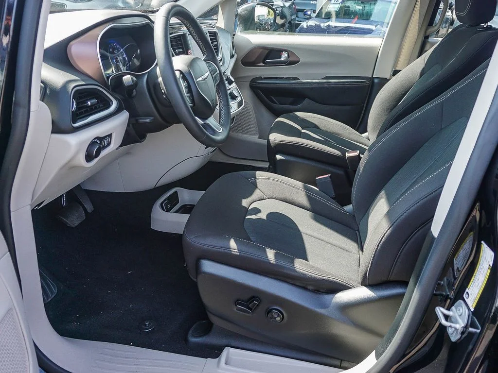 Used 2024 Black Chrysler LX image 18