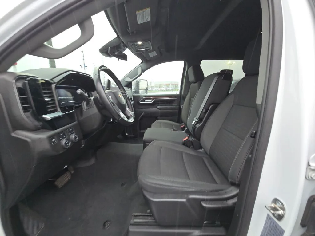 Used 2024 Summit White Chevrolet LT image 17