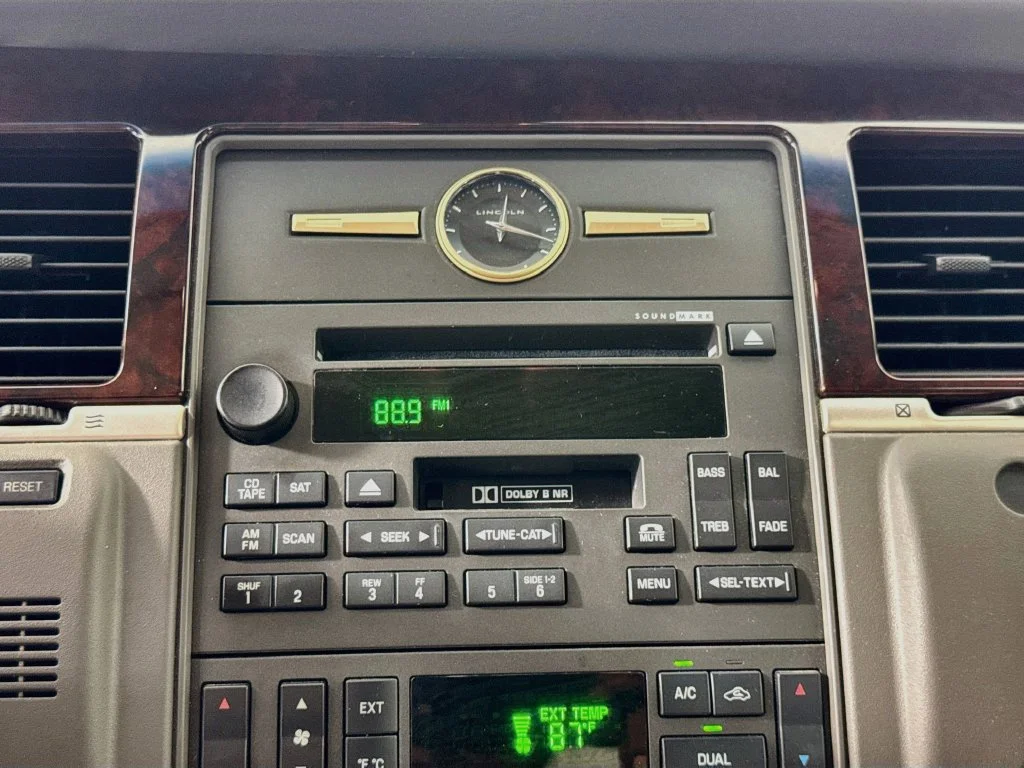 Used 2007 White Lincoln Signature image 15