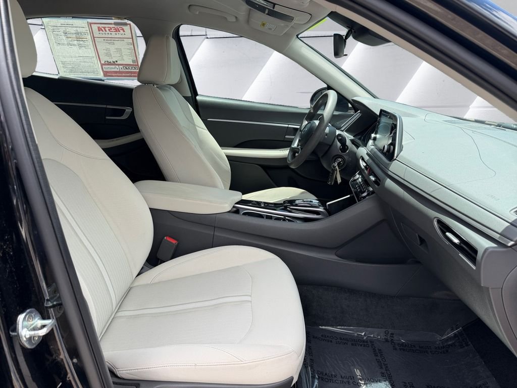 Used 2023 Black Hyundai SE image 13