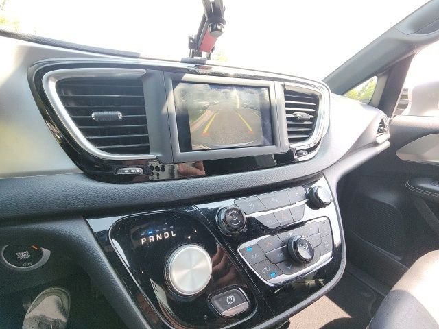 Used 2020 Silver Chrysler Touring L image 27
