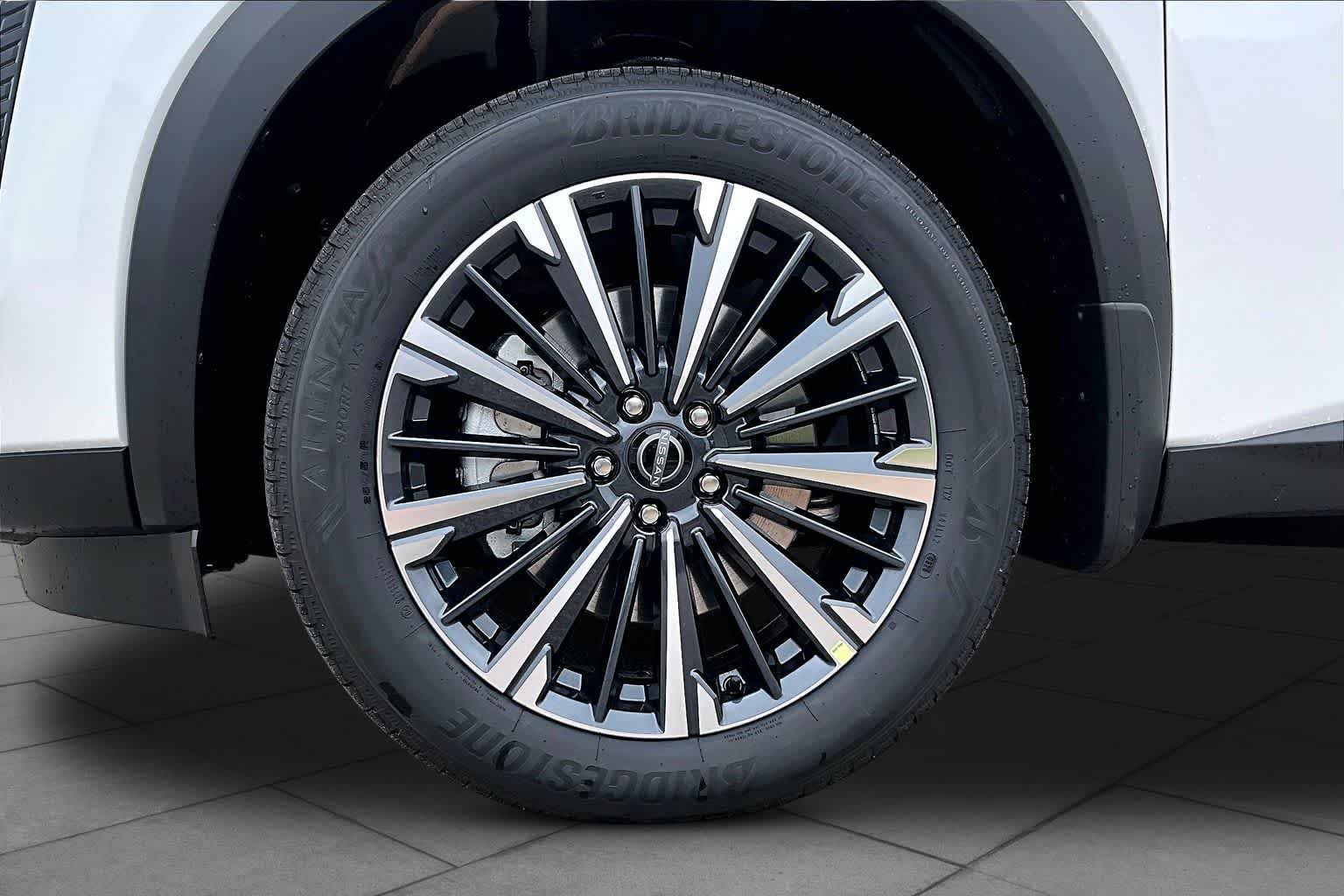 New 2026 Everest White Pearl TriCoat / Super Black Two-tone Nissan Platinum image 9
