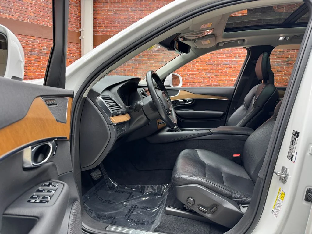 Used 2021 White Volvo T6 Momentum image 22