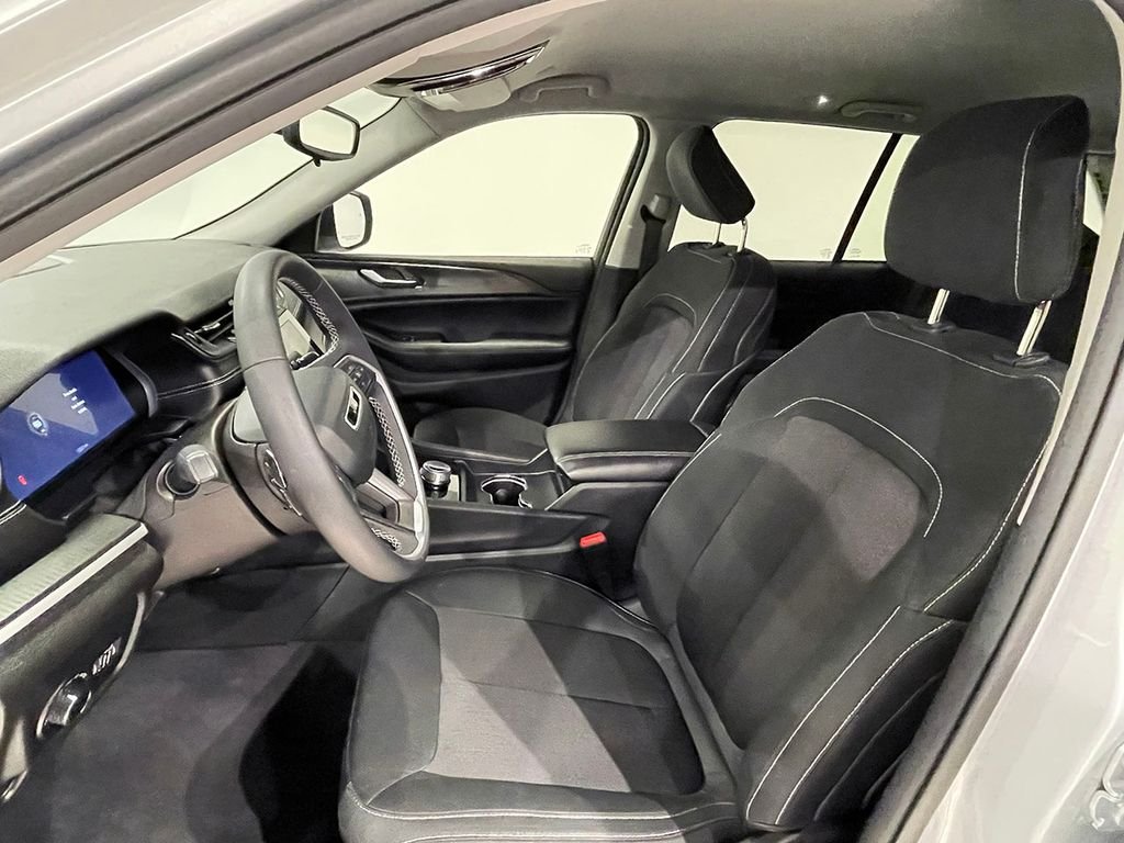 Used 2023 Silver Jeep Laredo image 3