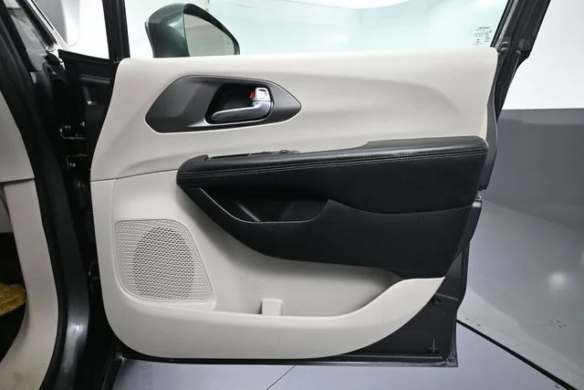 Used 2020 Gray Chrysler Touring L image 33
