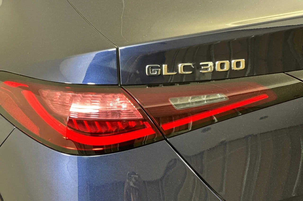 Used 2024 Nautical Blue Metallic Mercedes-Benz GLC 300 image 27