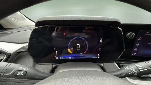 Used 2025 Summit White Chevrolet LT image 15
