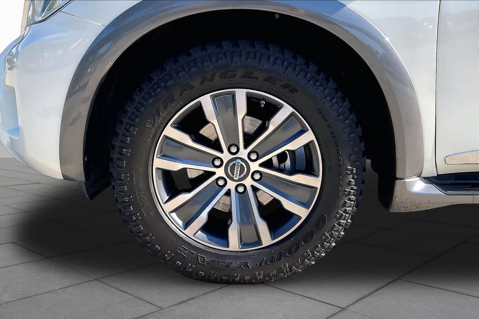 Used 2017 Pearl White Nissan Platinum image 10