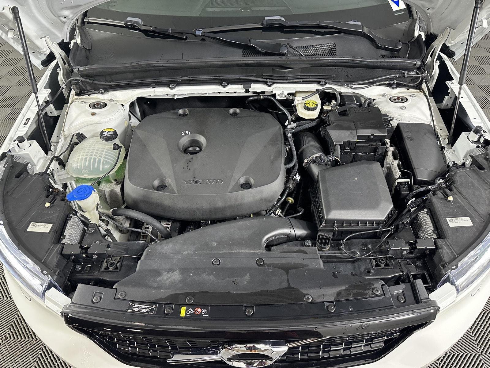 Used 2022 Crystal White Metallic Volvo R-Design image 2