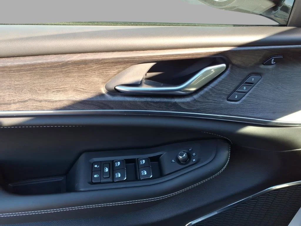 2025 Jeep Grand Cherokee Overland - Photo 11