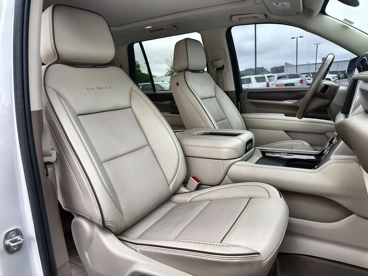 Used 2022 White Frost Tricoat GMC Denali image 23