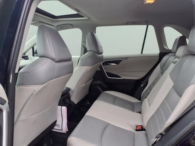 Used 2021  Toyota XLE Premium image 23