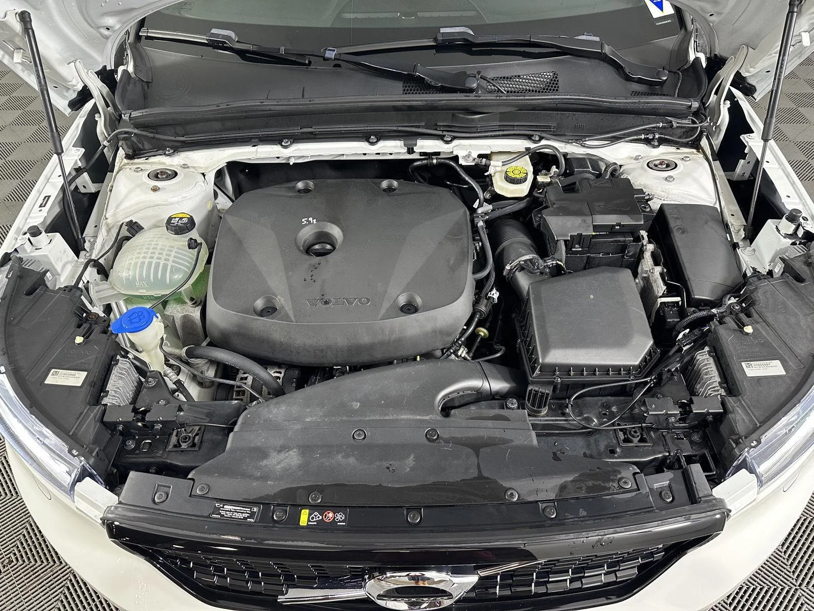 Used 2022 Crystal White Metallic Volvo R-Design image 2