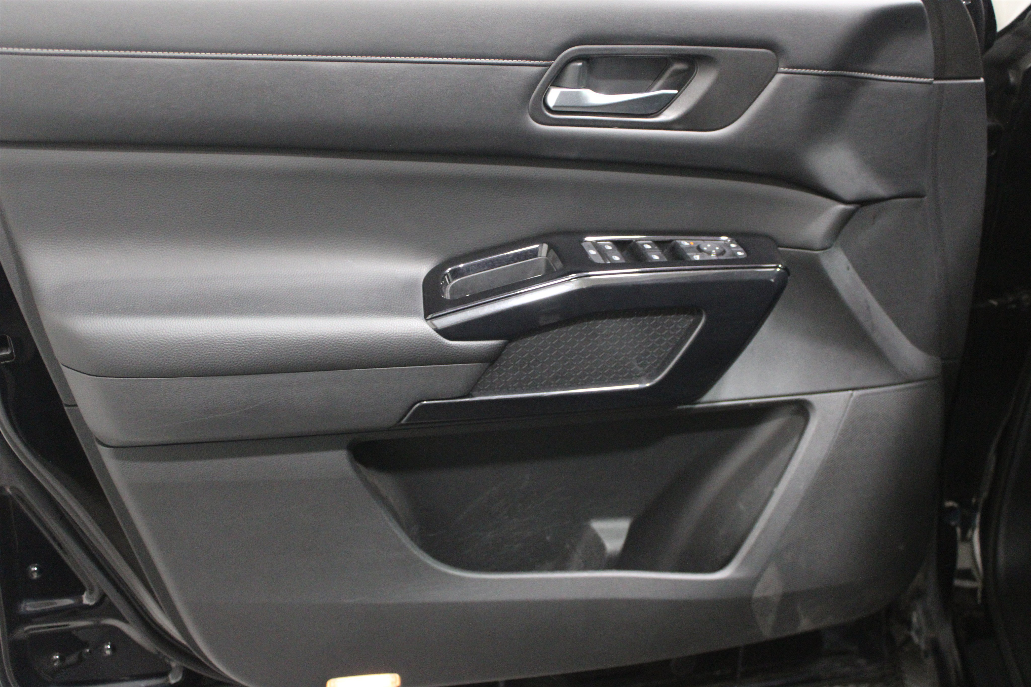 Used 2022 Super Black Nissan SV image 3