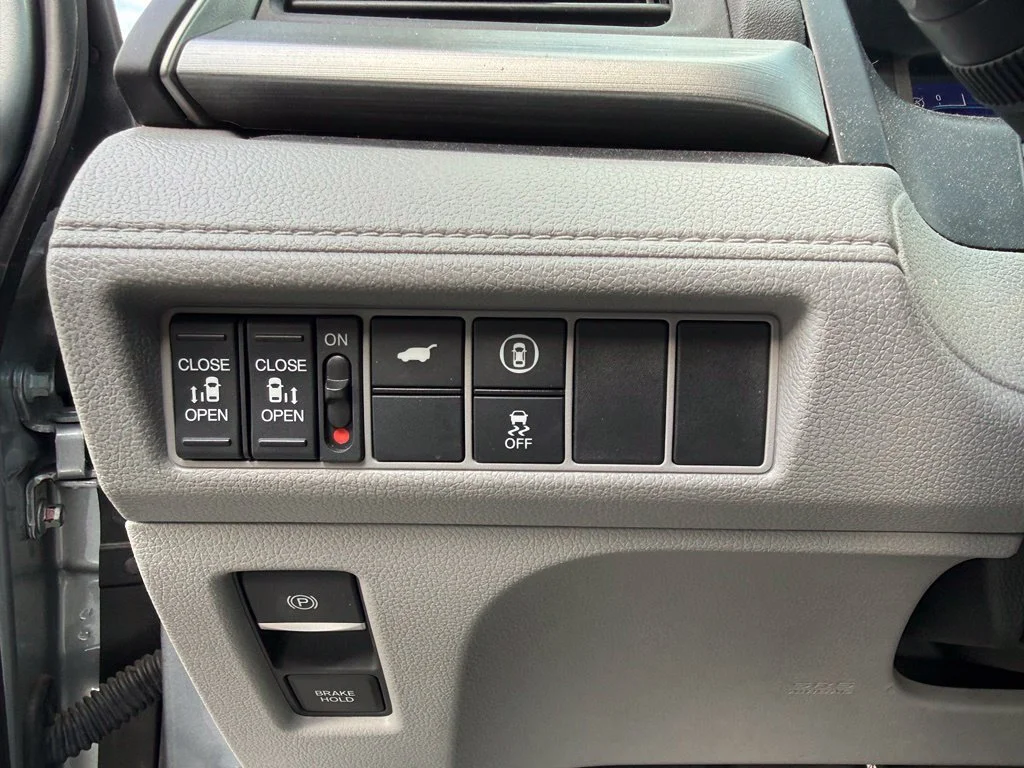 Used 2024 Lunar Silver Metallic Honda EX-L image 17
