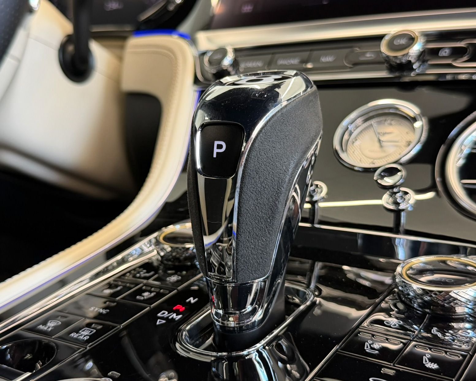 Used 2023 White Bentley V8 S image 25