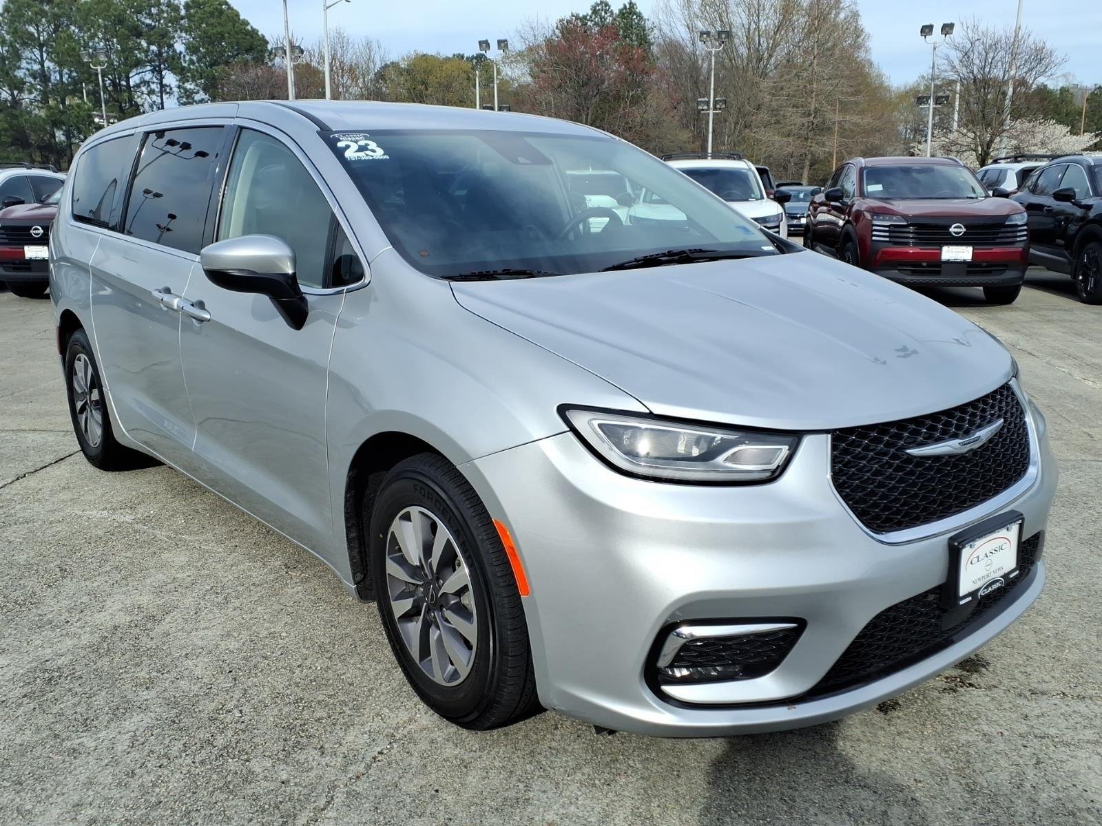 Used 2023 Silver Mist Clearcoat Chrysler Hybrid Touring L image 3