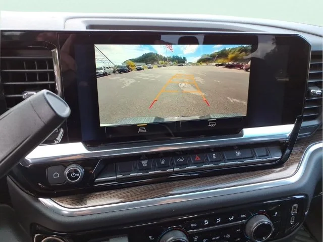 Used 2025 White Chevrolet LT image 28