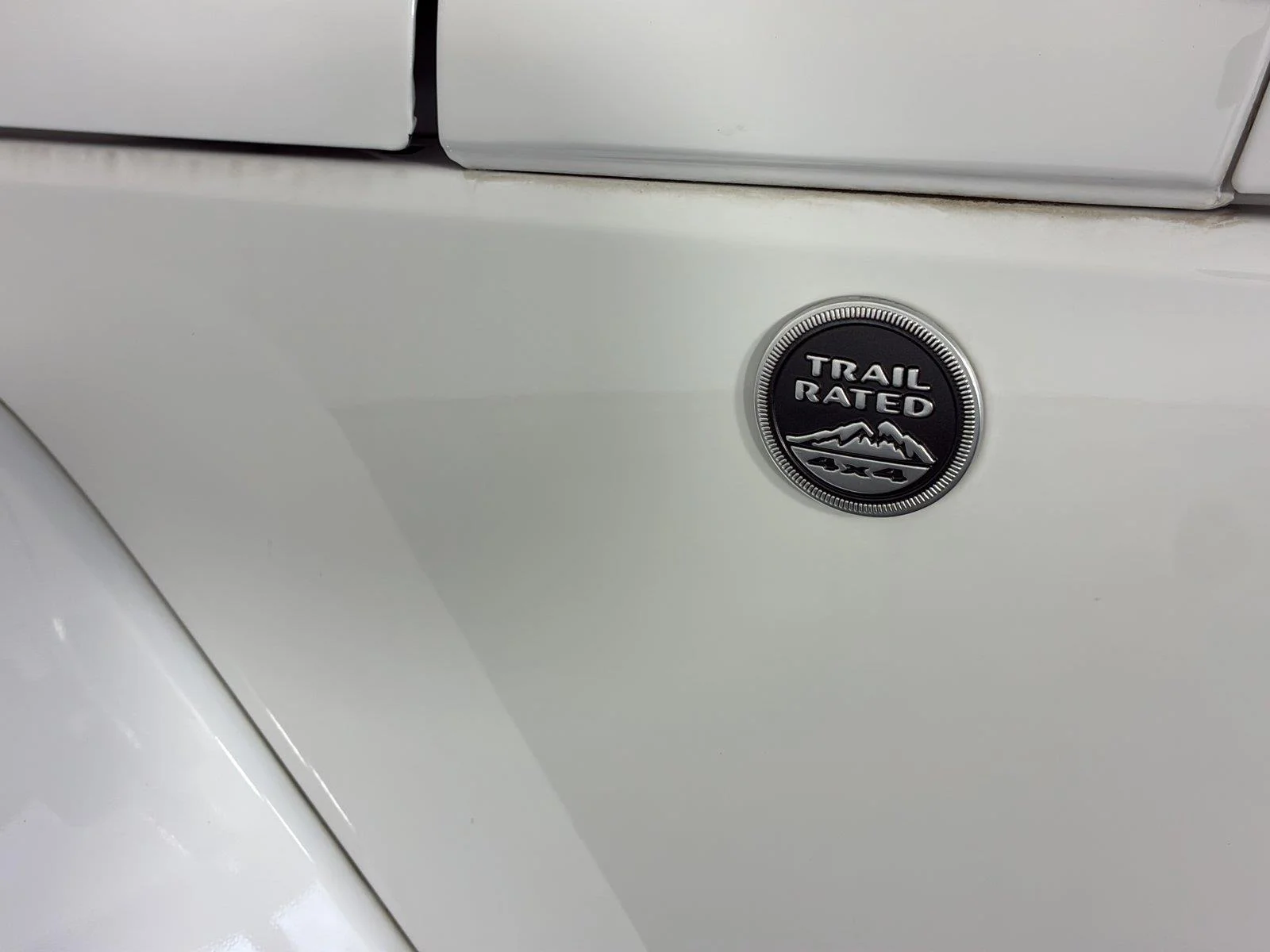 Used 2014 Bright White Clearcoat Jeep Sahara image 10