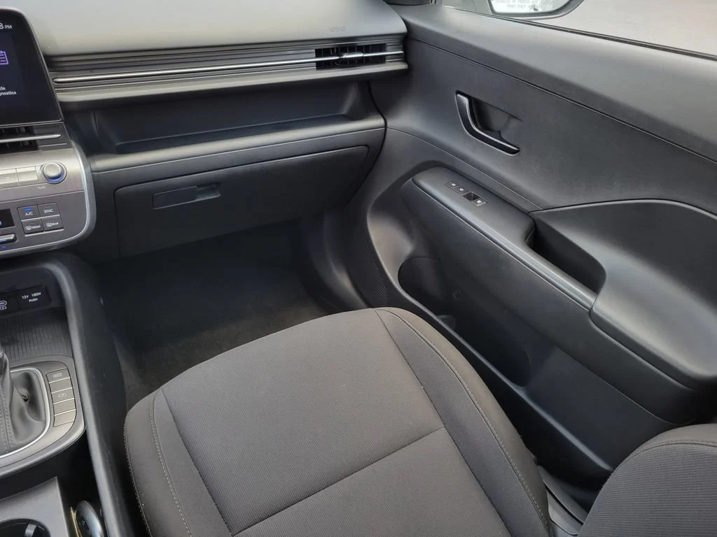 Used 2025 White Hyundai SEL image 19