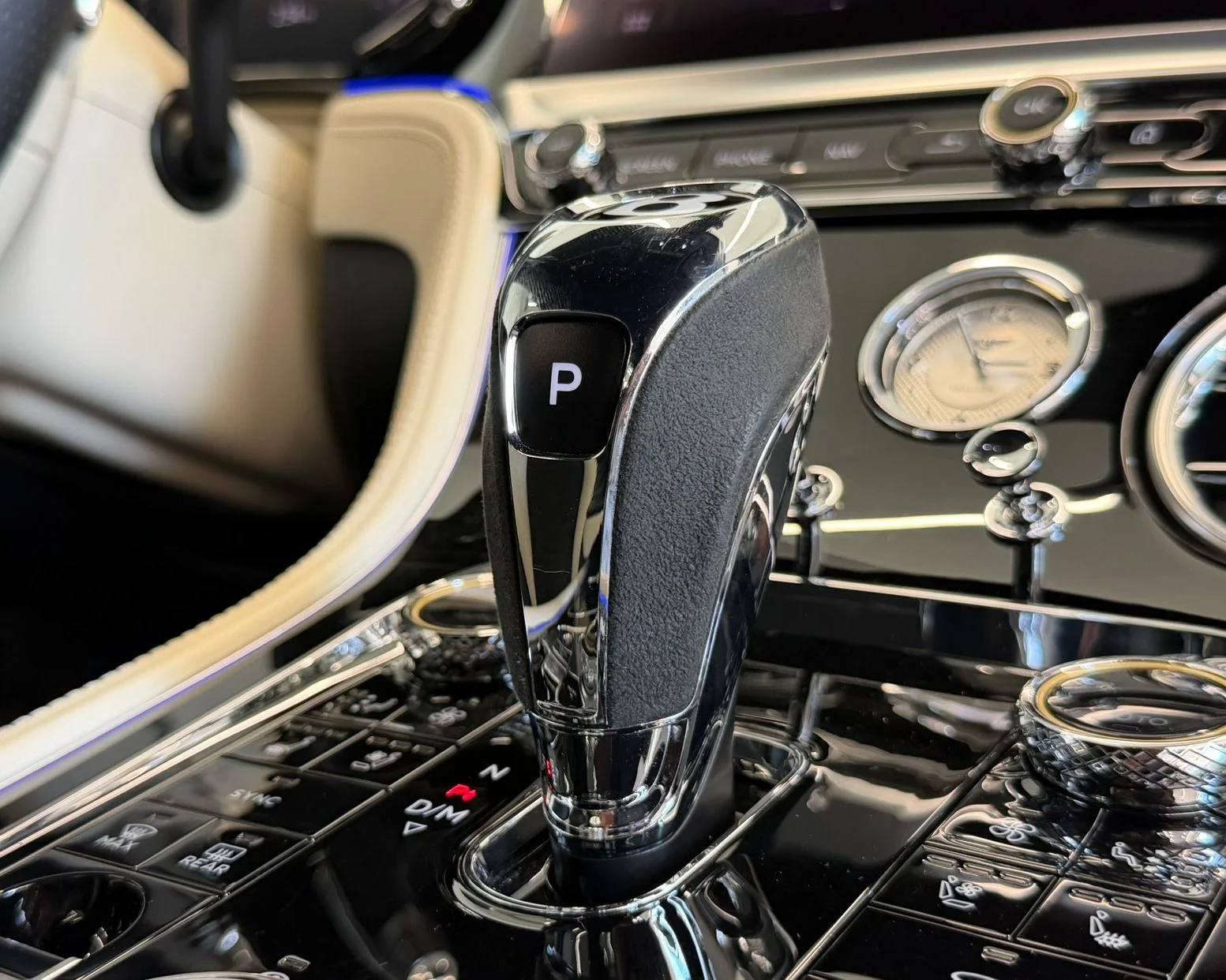 Used 2023 White Bentley V8 S image 25