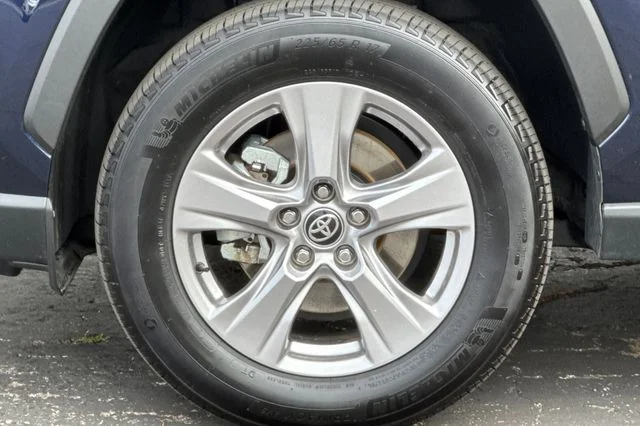 2025 Toyota RAV4 XLE - Photo 33