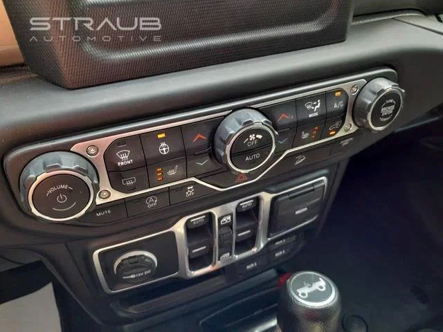 Used 2018 Punkn Metallic Clearcoat Jeep Sahara image 24