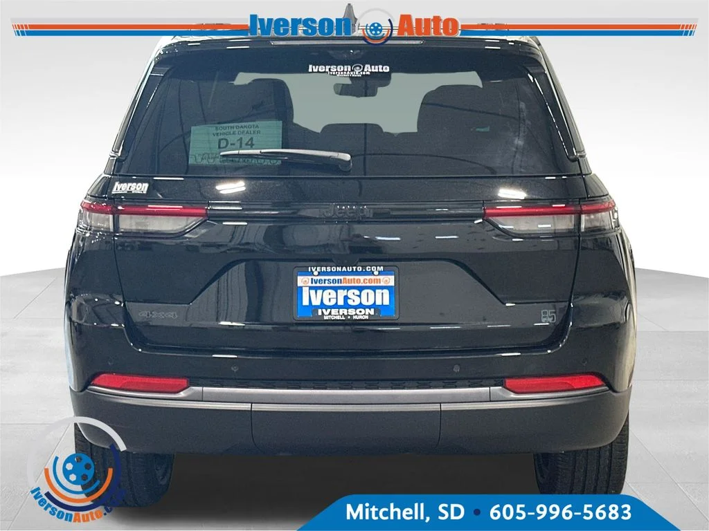 New 2026 Diamond Black Crystal Pearl-Coat Exterior Paint Jeep Limited image 6