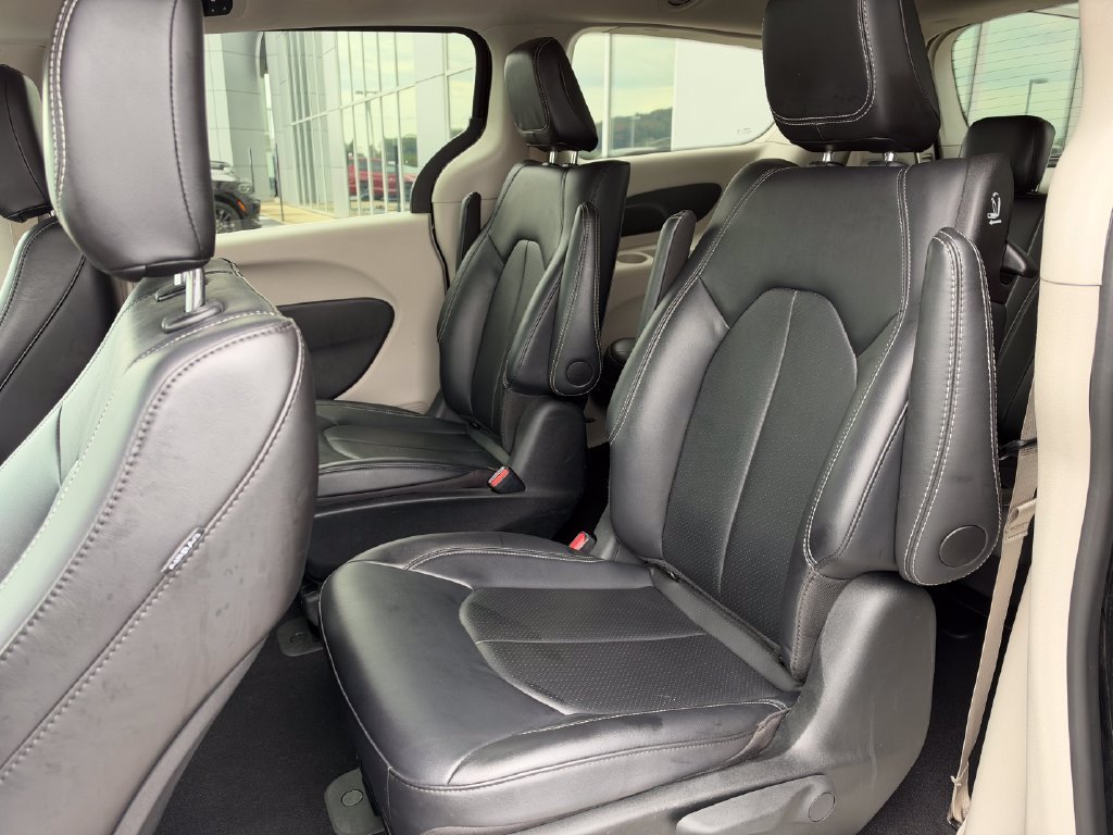Used 2024 Black Chrysler Select image 19