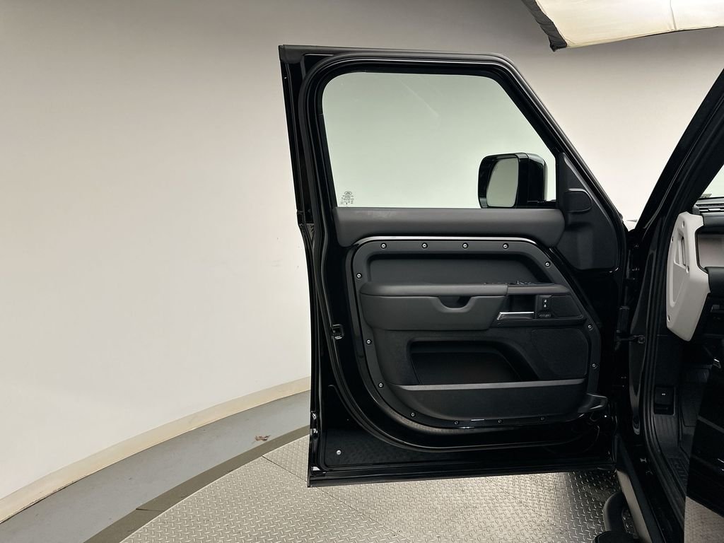 Used 2025 Santorini Black Metallic Land Rover X-Dynamic SE image 21