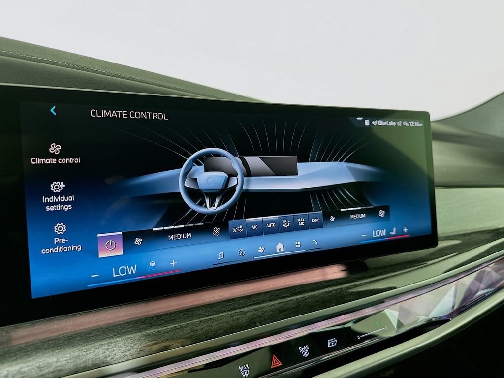 Used 2023 Black Sapphire Metallic BMW xDrive60 image 21