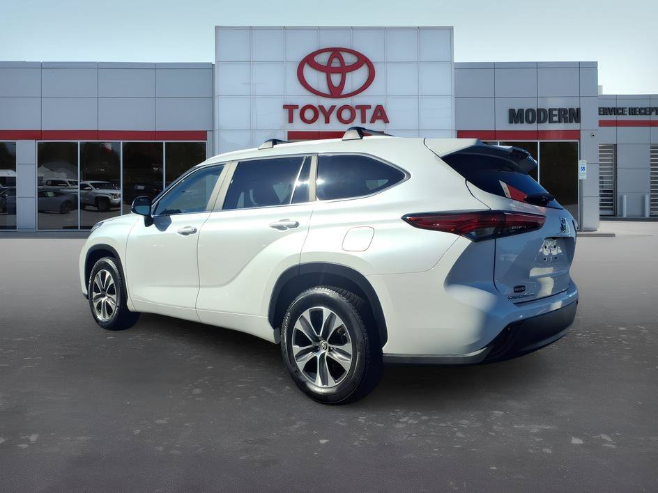 Used 2023 Pearl Toyota XLE image 3