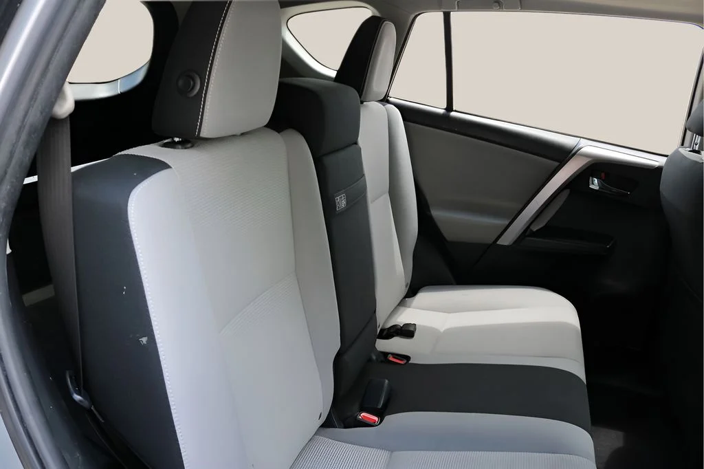Used 2017 Silver Toyota XLE image 18