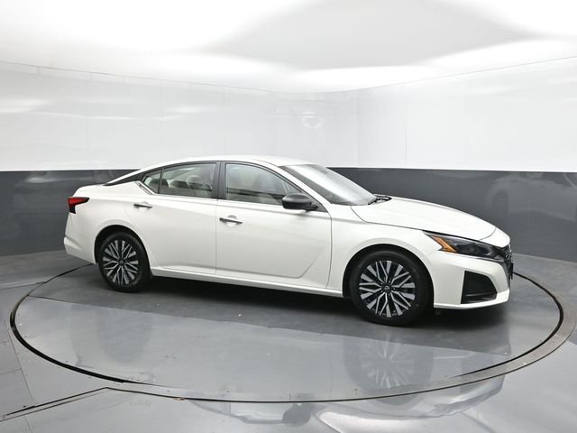 Used 2025 White Nissan 2.5 SV image 26