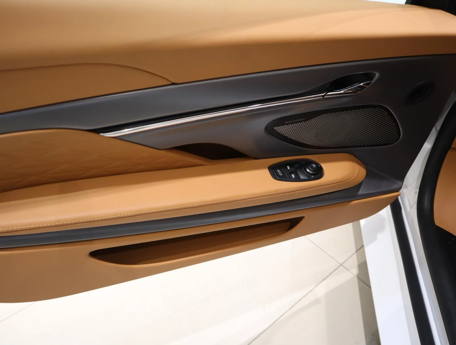 Used 2024 Zenith White Aston Martin Coupe image 19