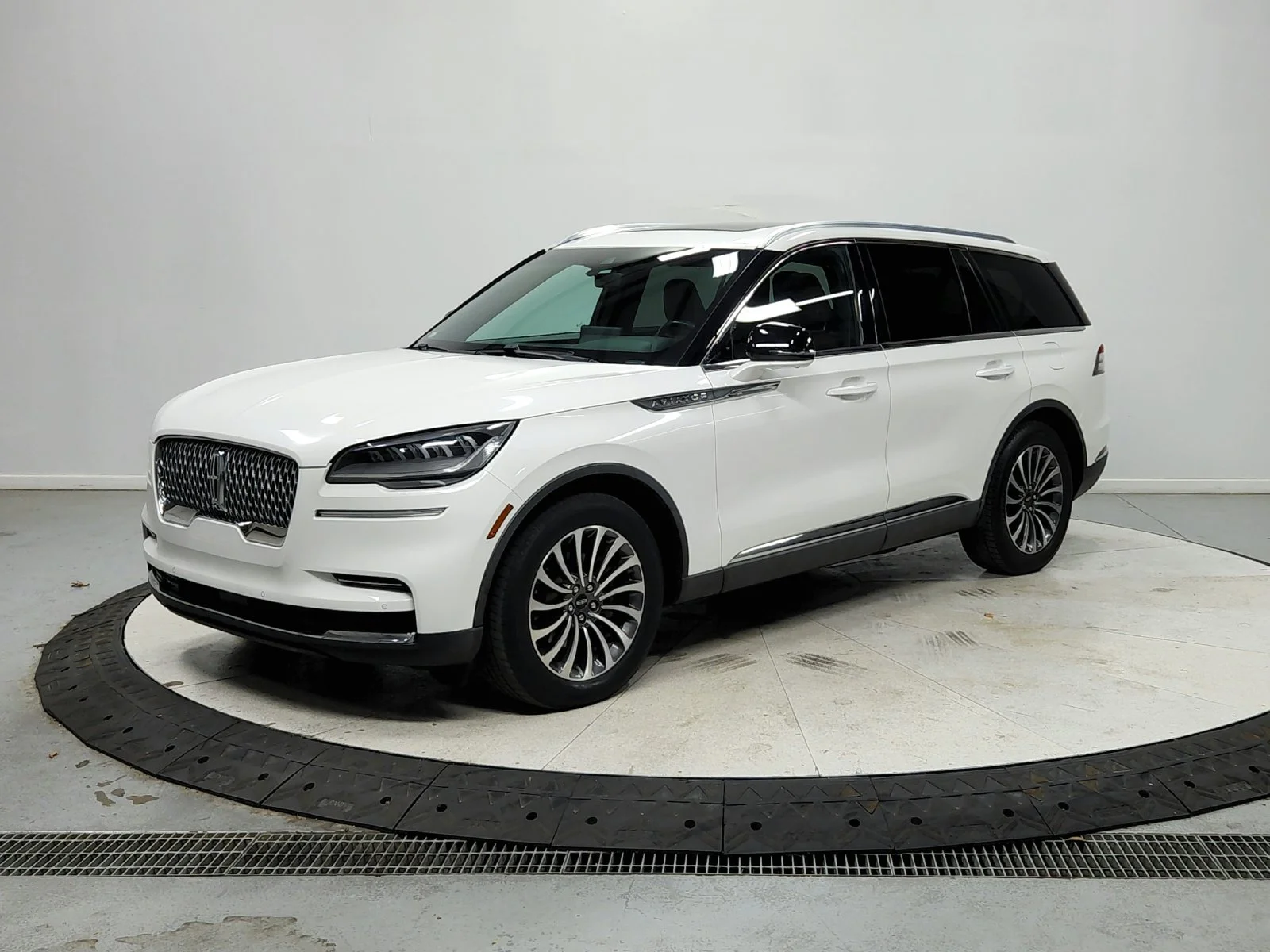 Used 2022 White Lincoln Reserve image 4