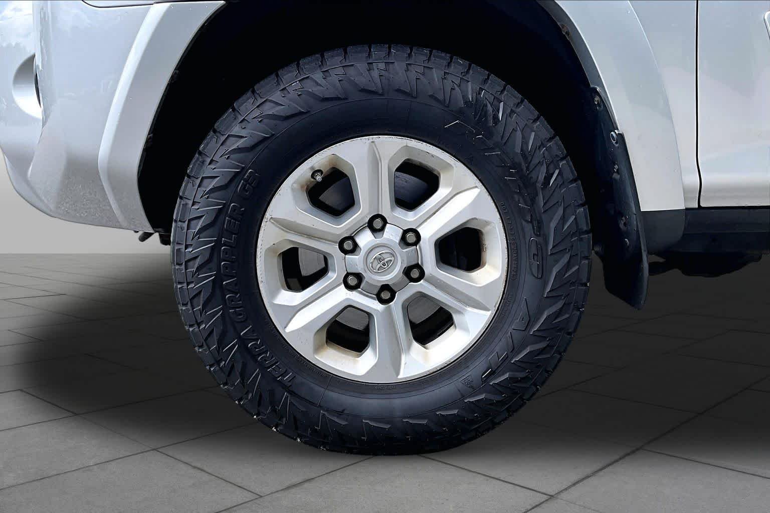 Used 2015 Classic Silver Metallic Toyota SR5 Premium image 9