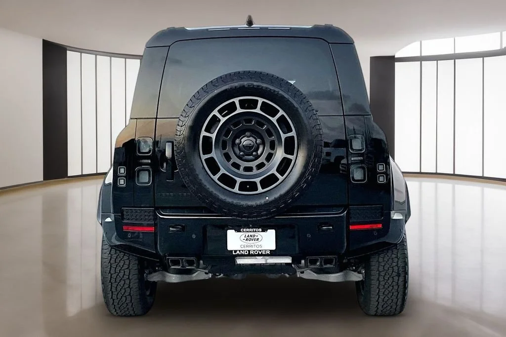 New 2026 Narvik Black LAND ROVER  image 4