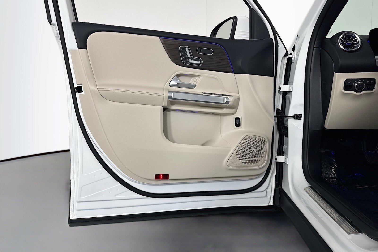 New 2026 Polar White Mercedes-Benz GLB 250 4MATIC® SUV image 20