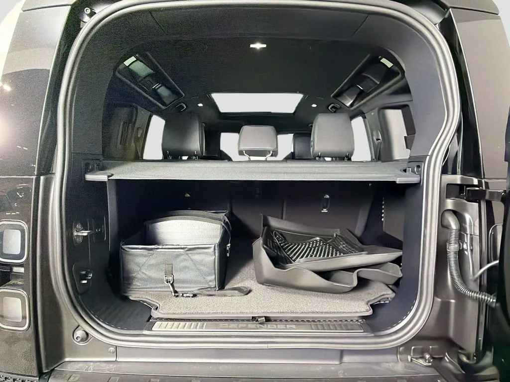 2026 Land Rover Defender OCTA Black - Photo 28