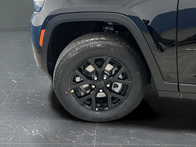 New 2026 Diamond Black Crystal Pearl-Coat Exterior Paint Jeep Altitude image 35