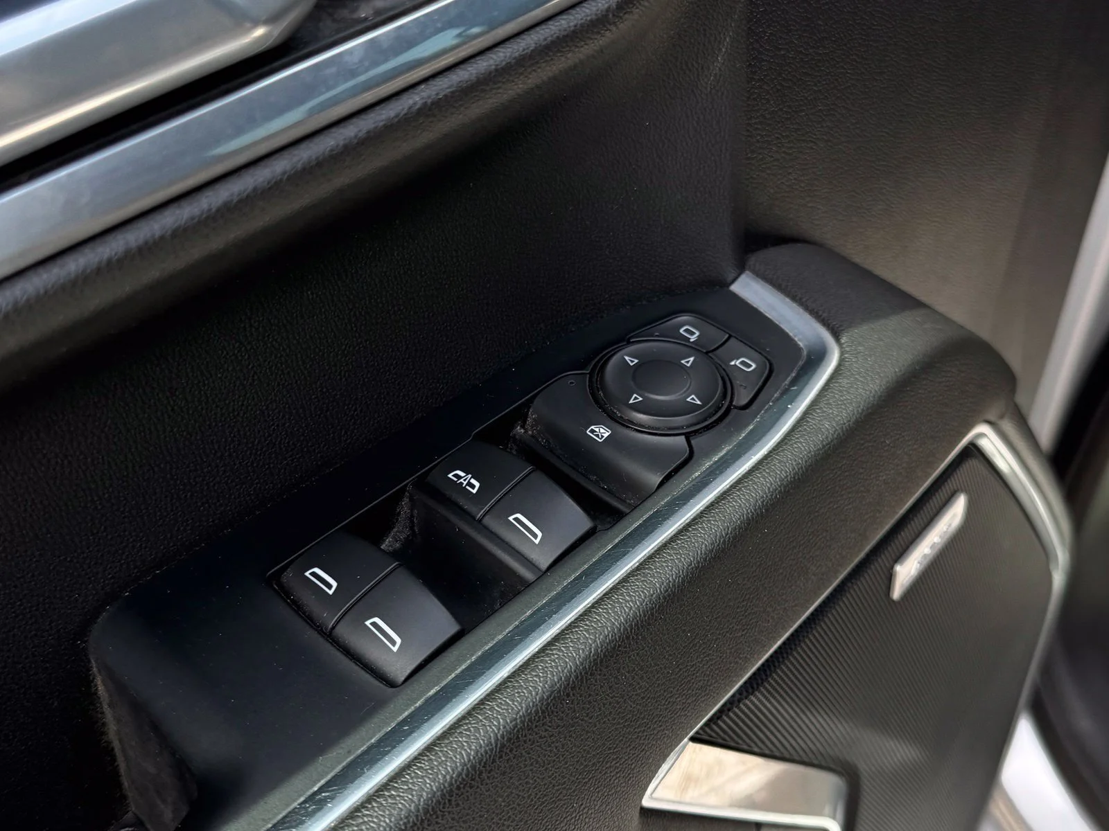 Used 2022 SILVER ICE METALLIC Chevrolet RST image 13
